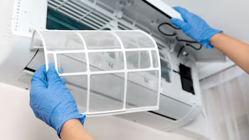 Filtro lavable y mantenimiento práctico El filtro de PP lavable y el panel extraíble facilitan las tareas básicas de mantenimiento. Mantener los filtros limpios ayuda a conservar el rendimiento del equipo, reducir el consumo y mejorar la calidad del aire interior. Su diseño práctico permite una limpieza más cómoda, algo importante en equipos de uso frecuente.